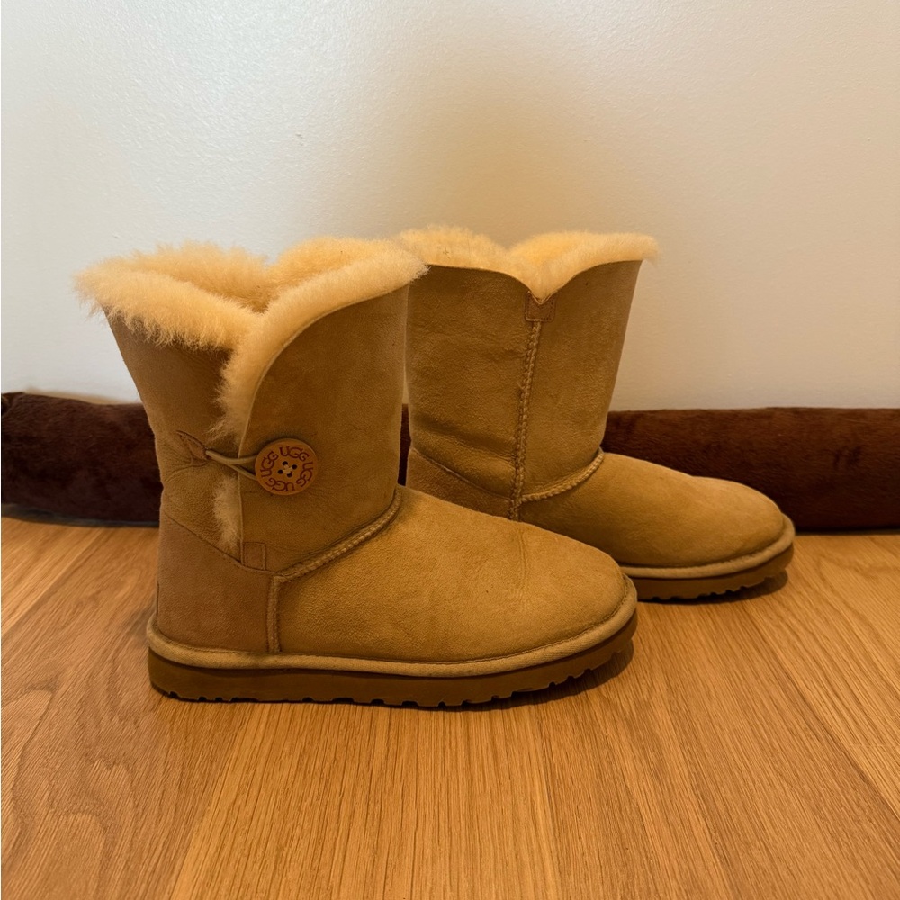 UGG Womens Bailey Button, Size US 8, Color Tan / Light Brown